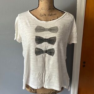 Banana Republic Bow Tie Flowy T-Shirt Size Medium White & Black Tones
